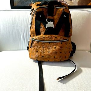 This is a two for one backpack with Fanny pack that attaches